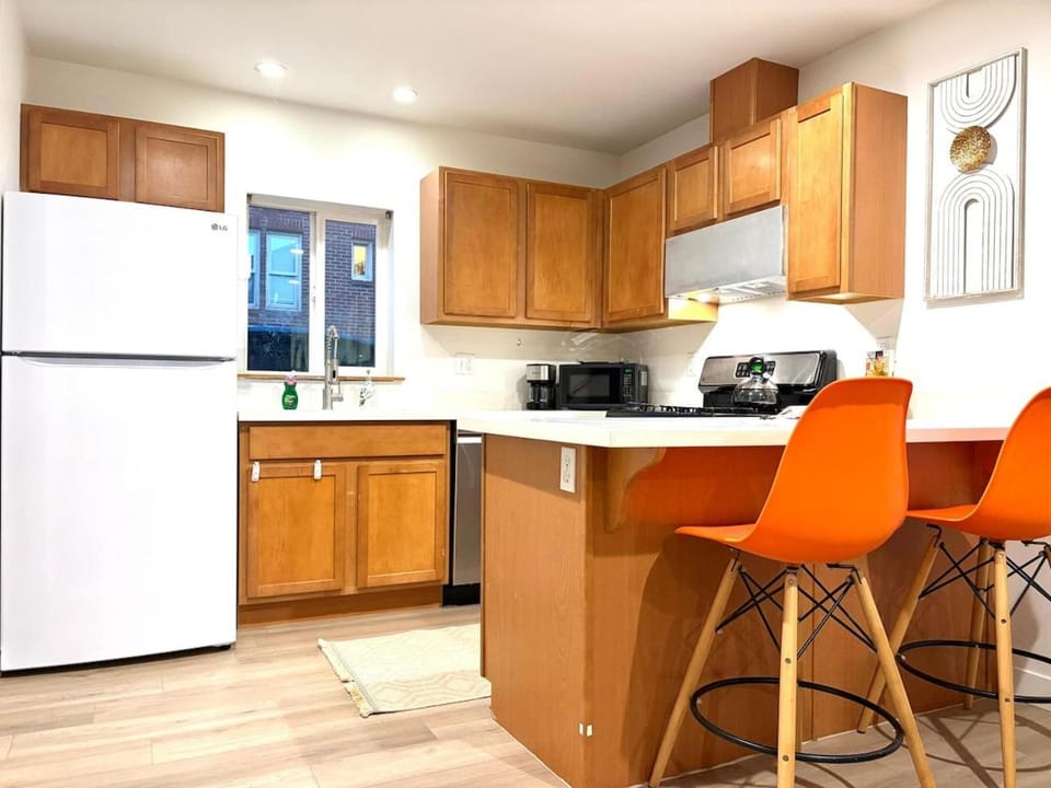 Cozy 2BR City Stay- 2-Min Walk to Light Rail Apartment in Seattle