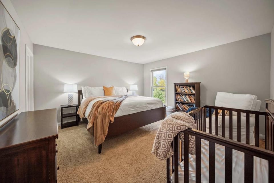 Spacious home with fireplace - BBQ grill House in Fishers