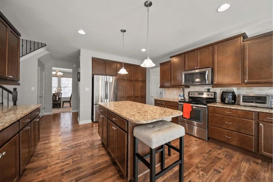 Spacious home with fireplace - BBQ grill House in Fishers