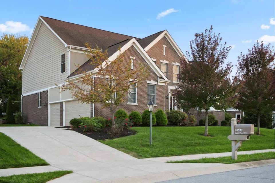 Spacious home with fireplace - BBQ grill House in Fishers