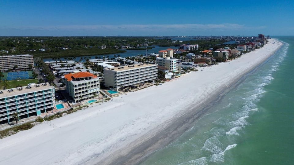 Barefoot Beach Resort E206 - Liquid Obsession House in Indian Shores