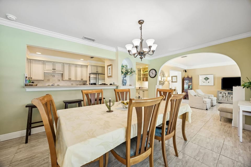 Private pool, 3 bedrooms, 3 bathrooms, 2 car garage with EV charger, across from beach access Villa in Fernandina Beach