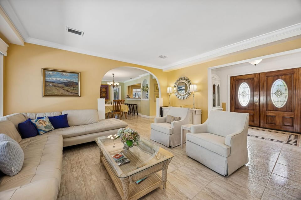 Private pool, 3 bedrooms, 3 bathrooms, 2 car garage with EV charger, across from beach access Villa in Fernandina Beach