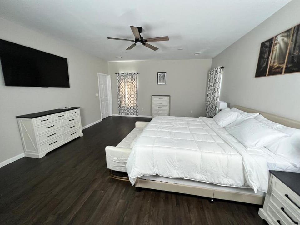 Bed, Photo of the whole room, Bedroom