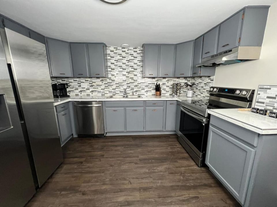 Kitchen or kitchenette, oven