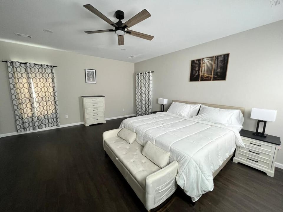 Bed, Photo of the whole room, Bedroom