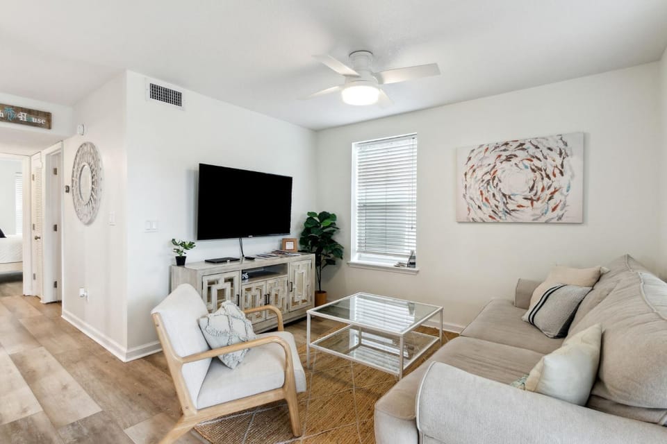 Updated 6-bedroom, 4 bath well stocked coastal cottage across from the beach with a private pool House in Fernandina Beach