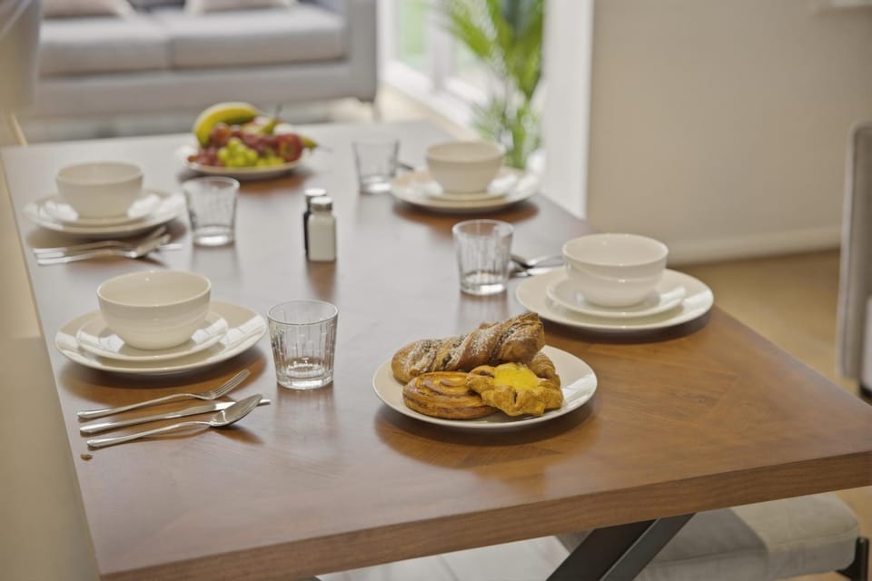 4BR in Warwick with Driveway Parking, Work Space & Fast WiFi, By Clarendon Stays Apartment in Warwick
