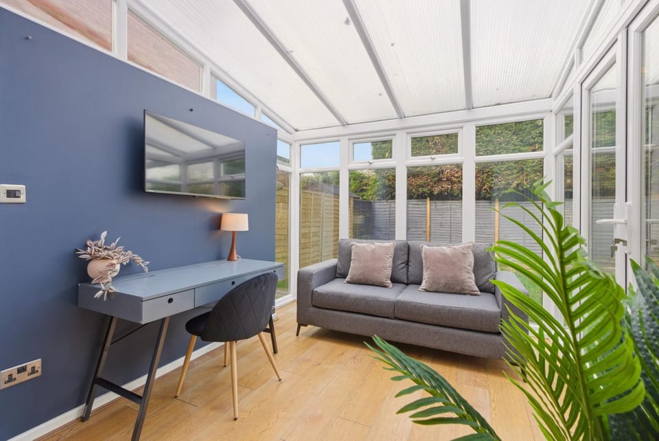 4BR in Warwick with Driveway Parking, Work Space & Fast WiFi, By Clarendon Stays Apartment in Warwick