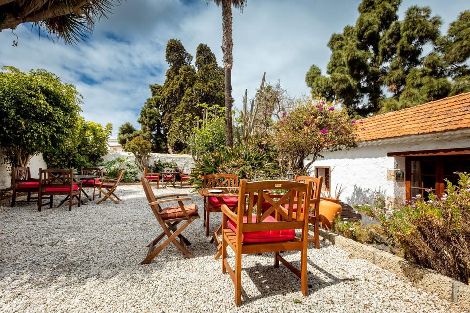Property building, Garden, Living room, Seating area