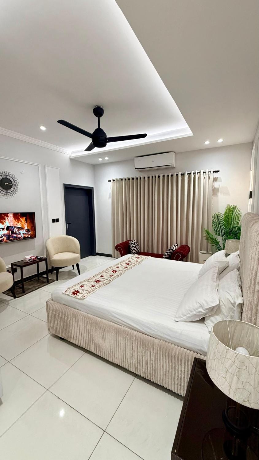 Bed, Photo of the whole room, Seating area, Bedroom