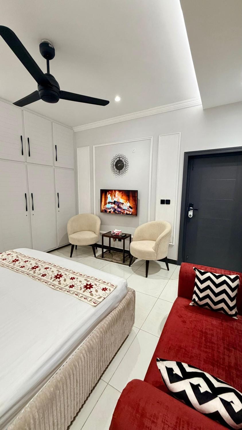 Bed, TV and multimedia, Photo of the whole room, Seating area, Bedroom