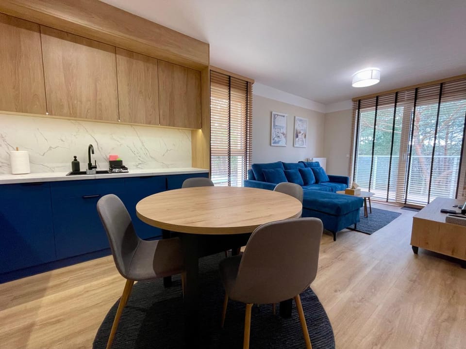 Kitchen or kitchenette, Living room, Seating area, Dining area