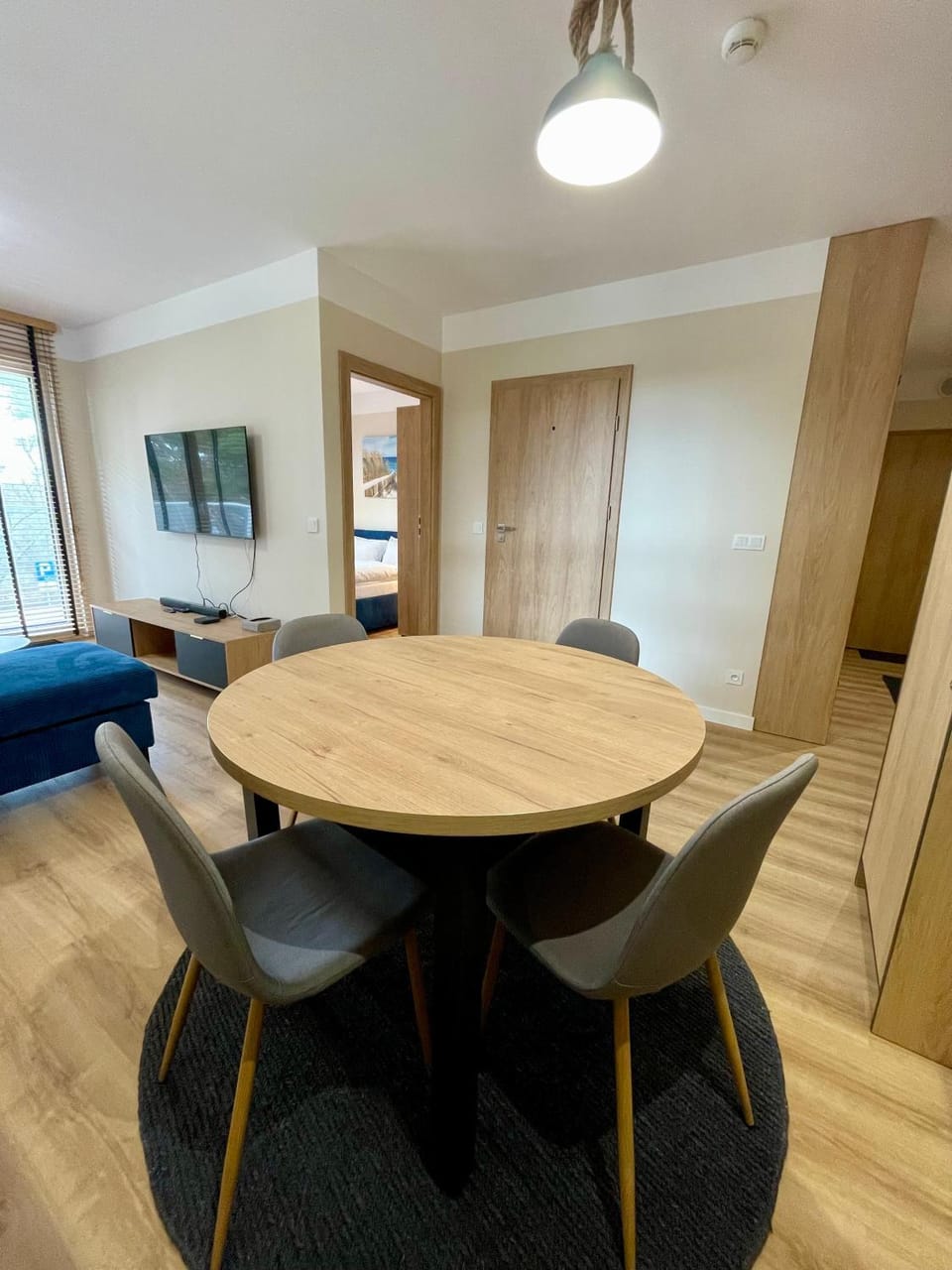 TV and multimedia, Living room, Seating area, Dining area