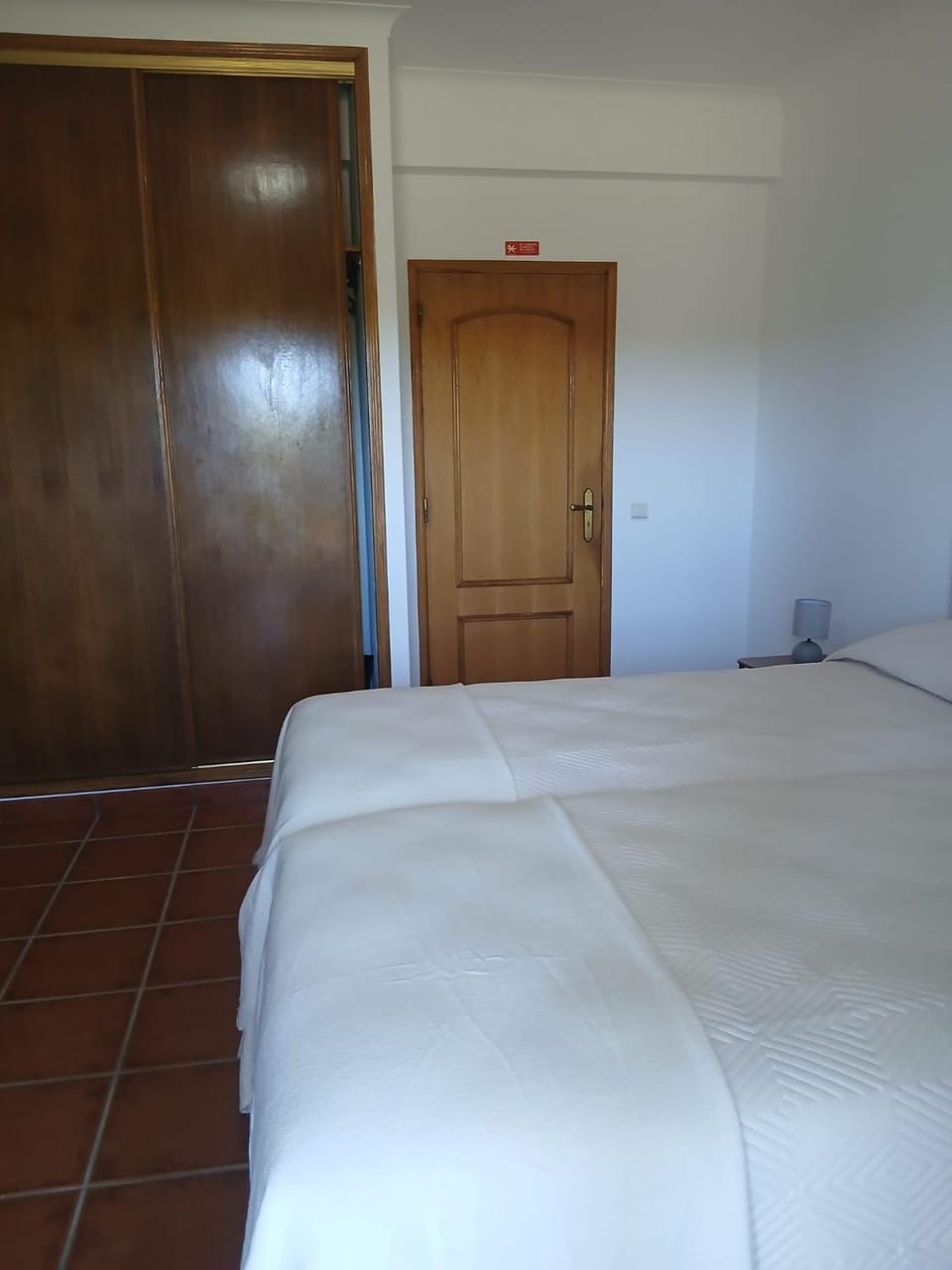 Toilet, Bed, Bathroom, TV and multimedia, Photo of the whole room, Bedroom, wardrobe
