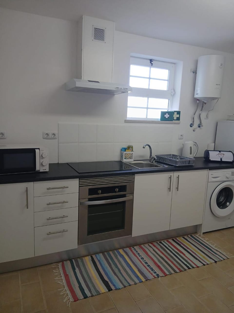 Property building, Kitchen or kitchenette, microwave, stove, toaster, washing machine