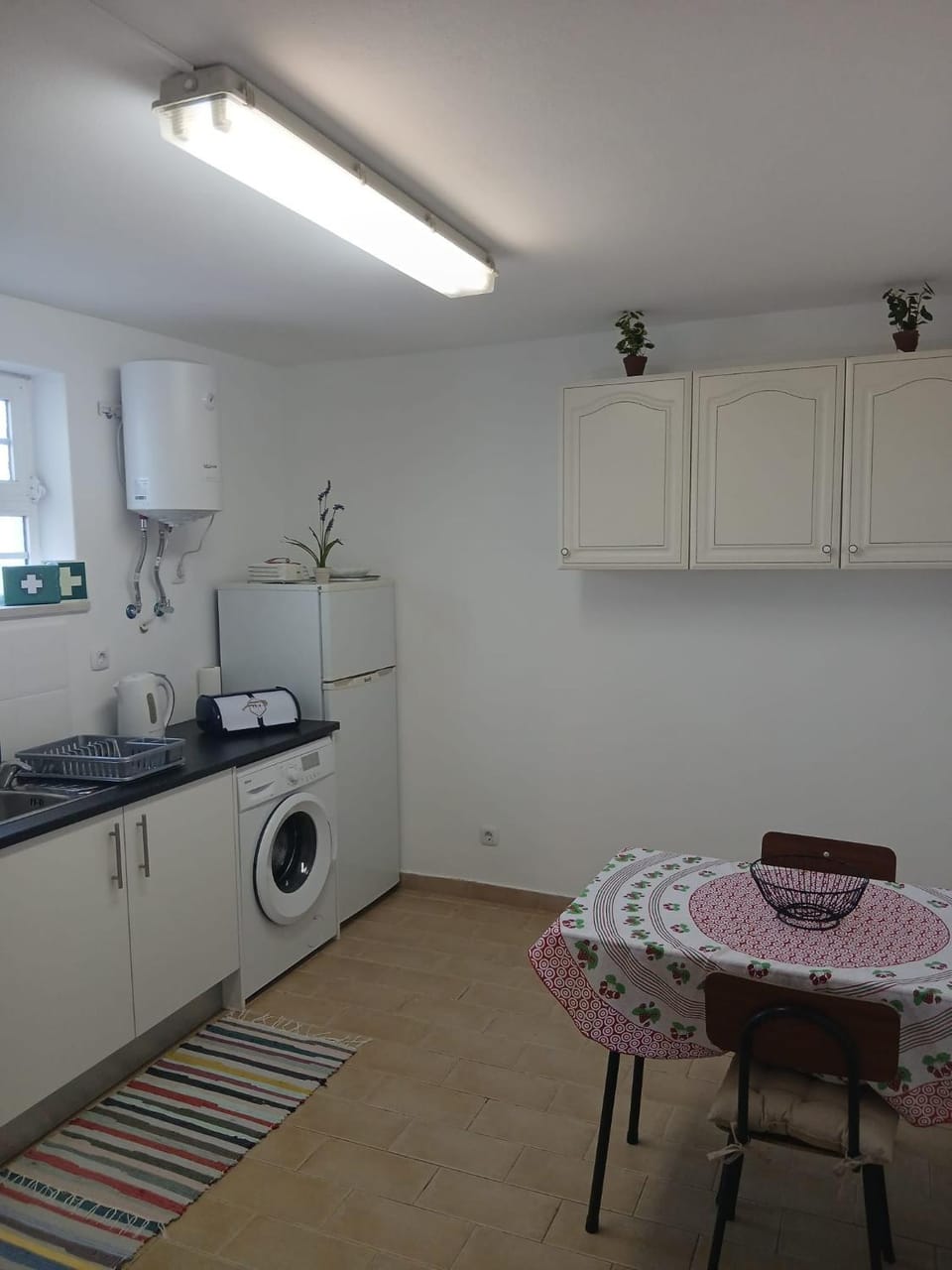 Kitchen or kitchenette, stove, washing machine