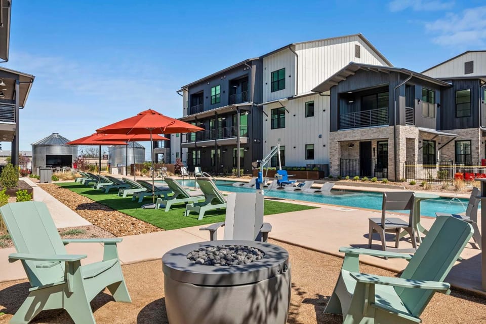 Freiheit Village Loft - 1BR, Pool, BBQ & Firepit Apartment in New Braunfels
