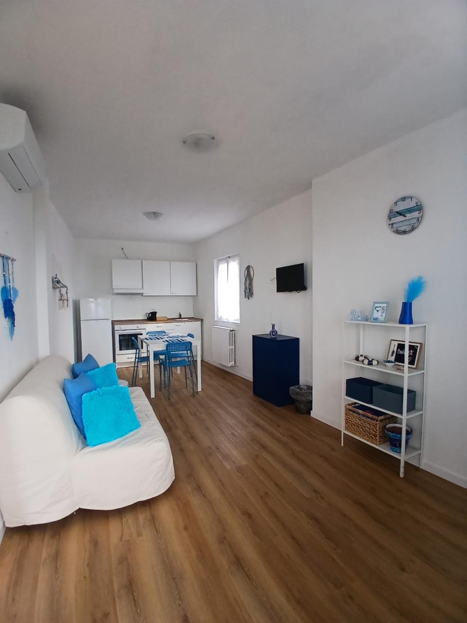 TV and multimedia, Kitchen or kitchenette, Seating area