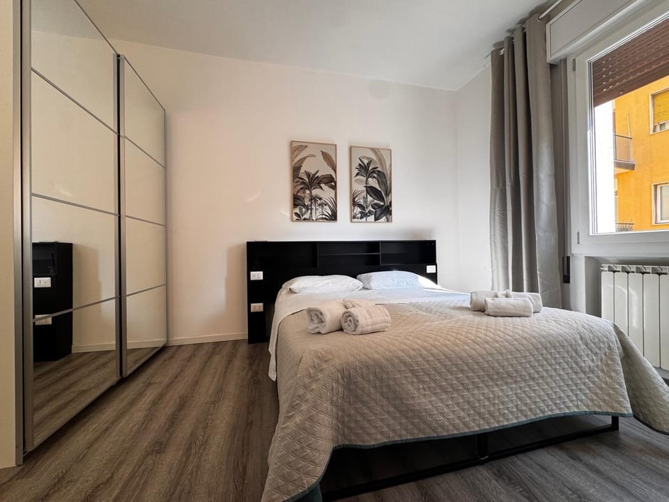 Bed, Bedroom, towels, wardrobe