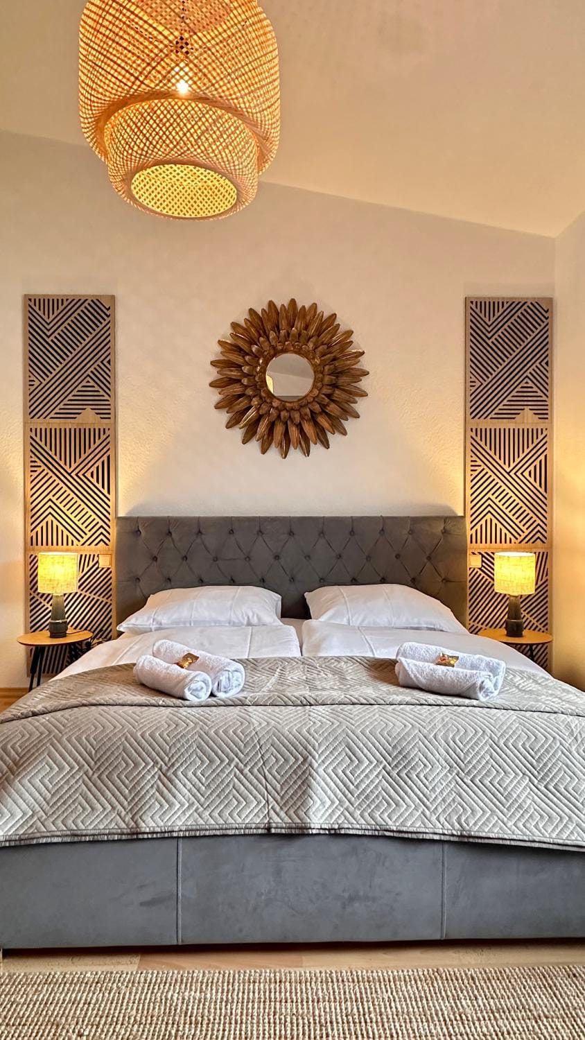 Bed, Photo of the whole room, Bedroom, towels