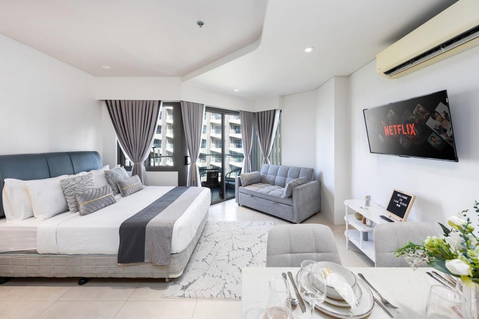 Bed, TV and multimedia, Living room, Photo of the whole room, Seating area, Bedroom