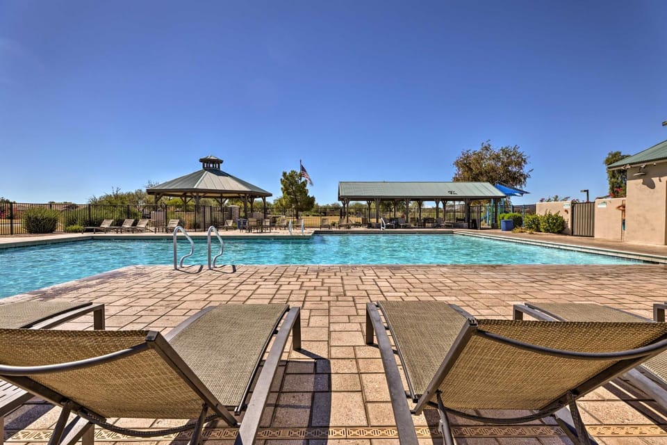 On Johnson Ranch Golf Course: San Tan Valley Home House in Johnson Ranch