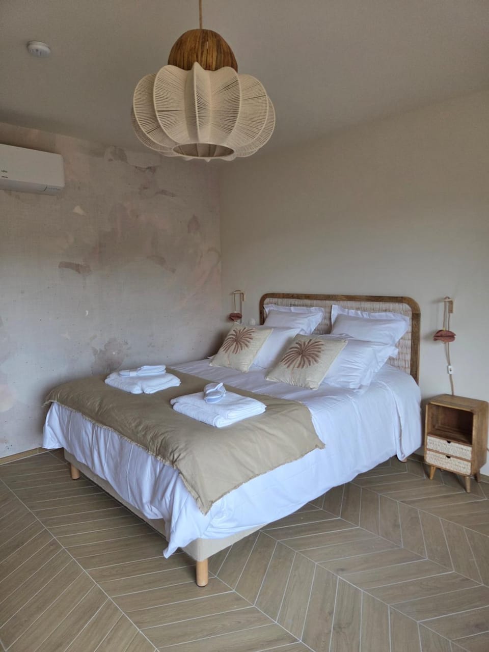 Les Champs Gallone suites avec jacuzzi privatif Bed and Breakfast in La Roque-d'Anthéron