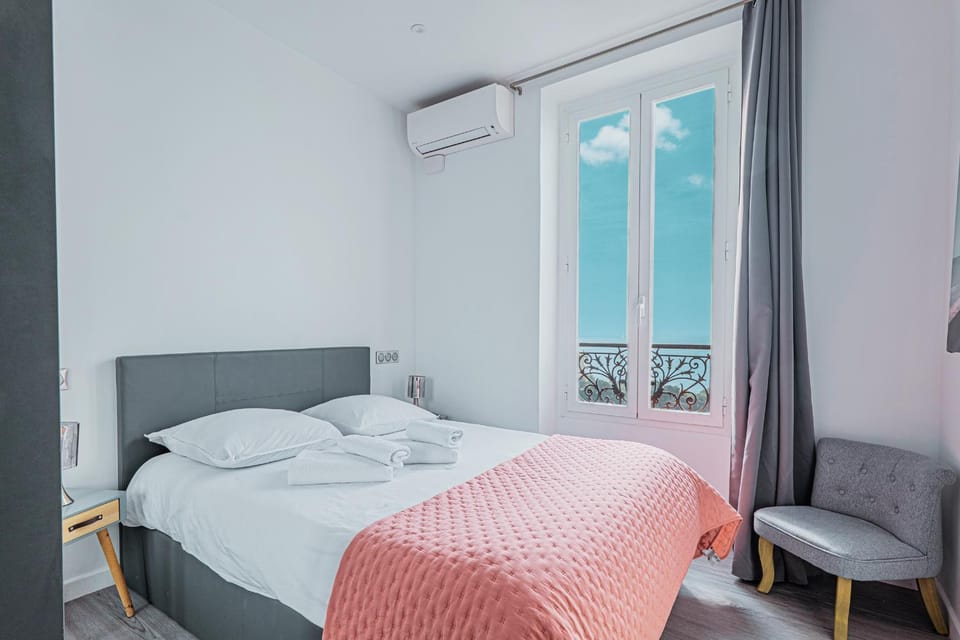 Bed, Photo of the whole room, Bedroom, air conditioner