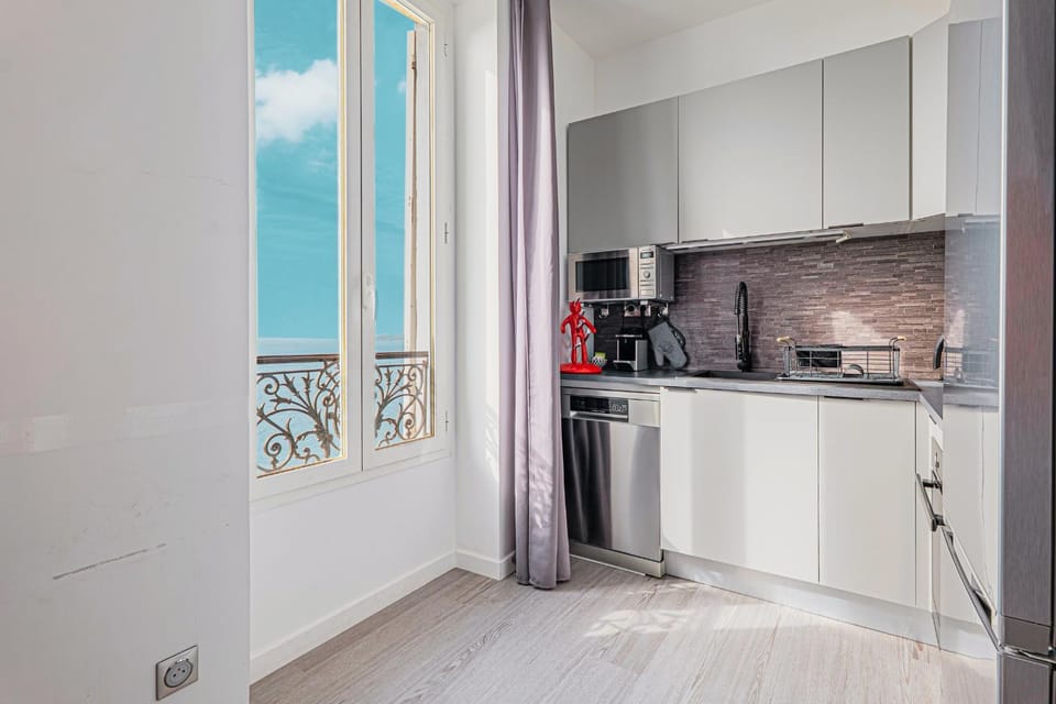 Kitchen or kitchenette, dishwasher, stove