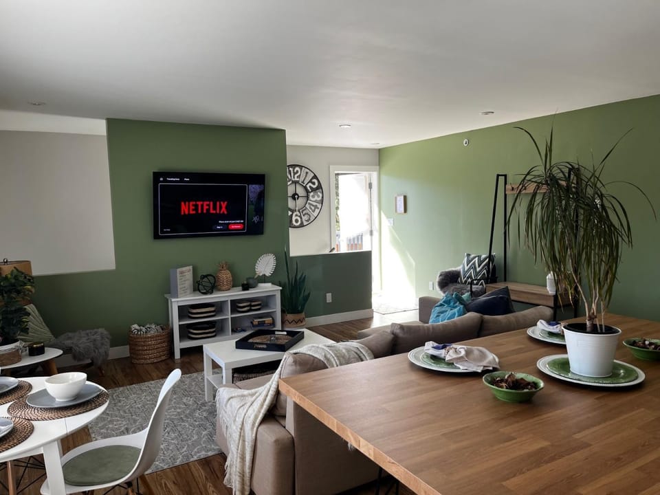 Modern Maple Flat Bed and Breakfast in Pitt Meadows
