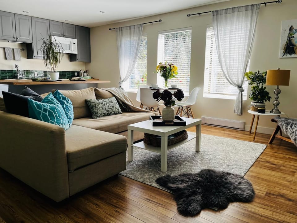 Modern Maple Flat Bed and Breakfast in Pitt Meadows