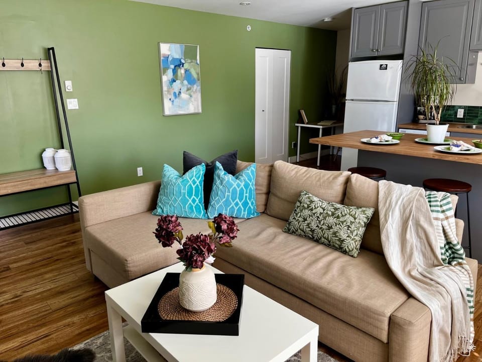 Modern Maple Flat Bed and Breakfast in Pitt Meadows