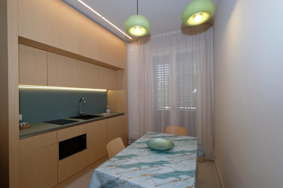 Kitchen or kitchenette, Dining area