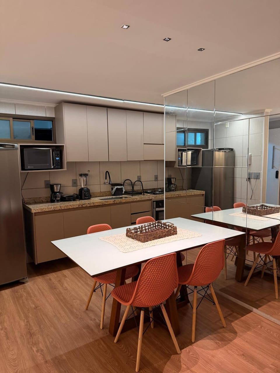 Kitchen or kitchenette, Dining area