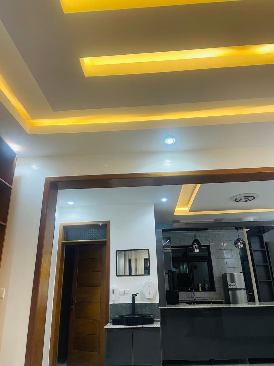 Kitchen or kitchenette, minibar