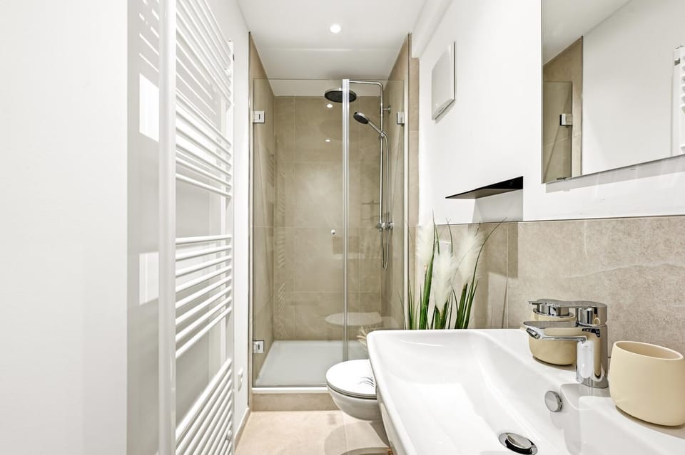 Shower, Toilet, Bathroom, towels