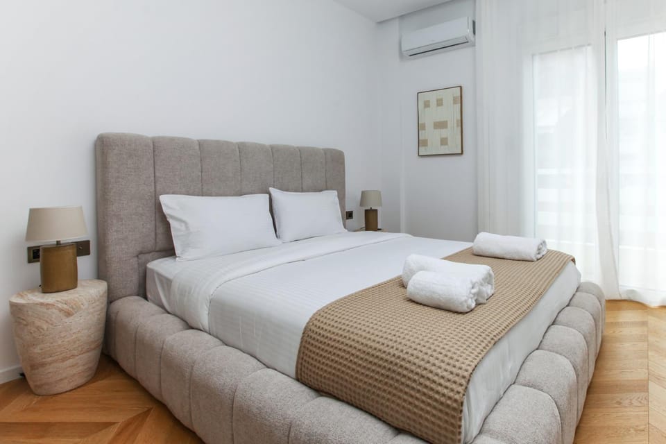 Bed, Bedroom, towels