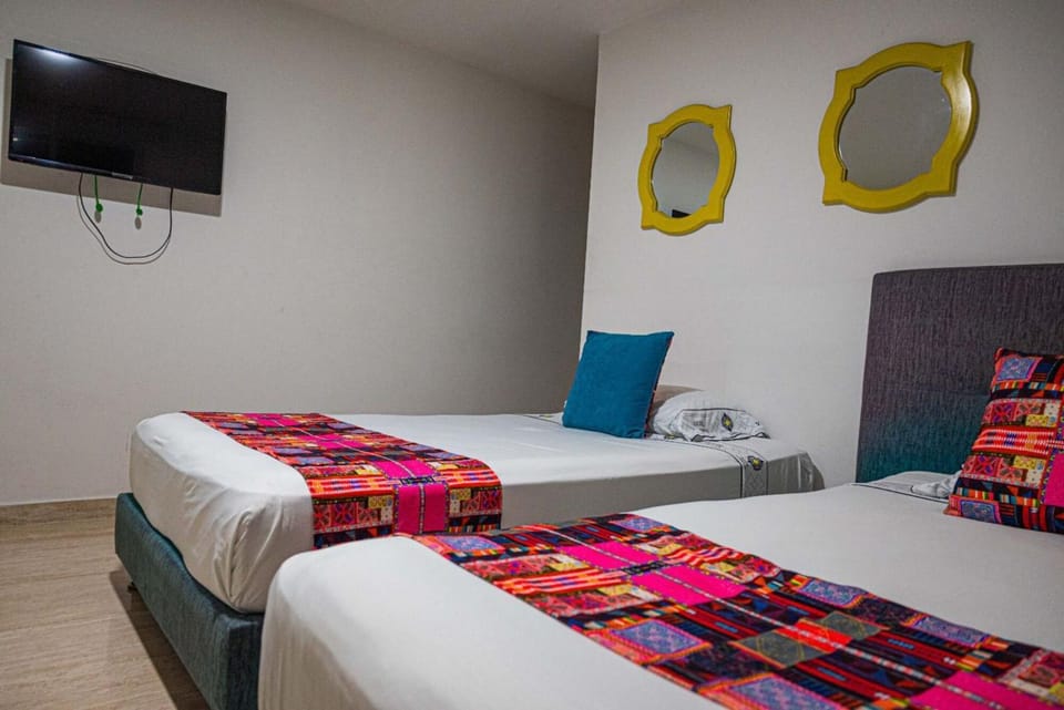 Bed, TV and multimedia, Photo of the whole room, Bedroom