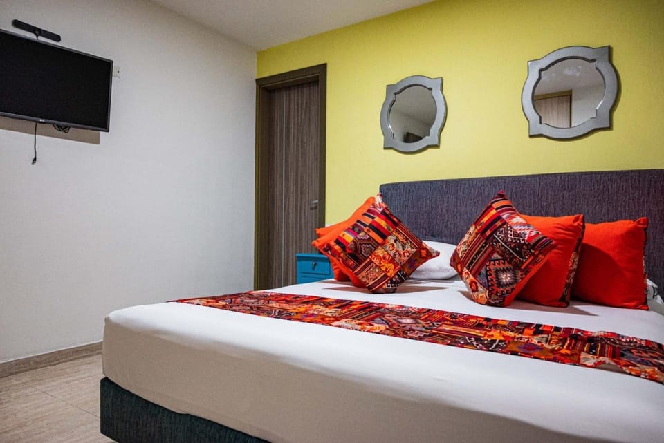 Bed, TV and multimedia, Photo of the whole room, Bedroom