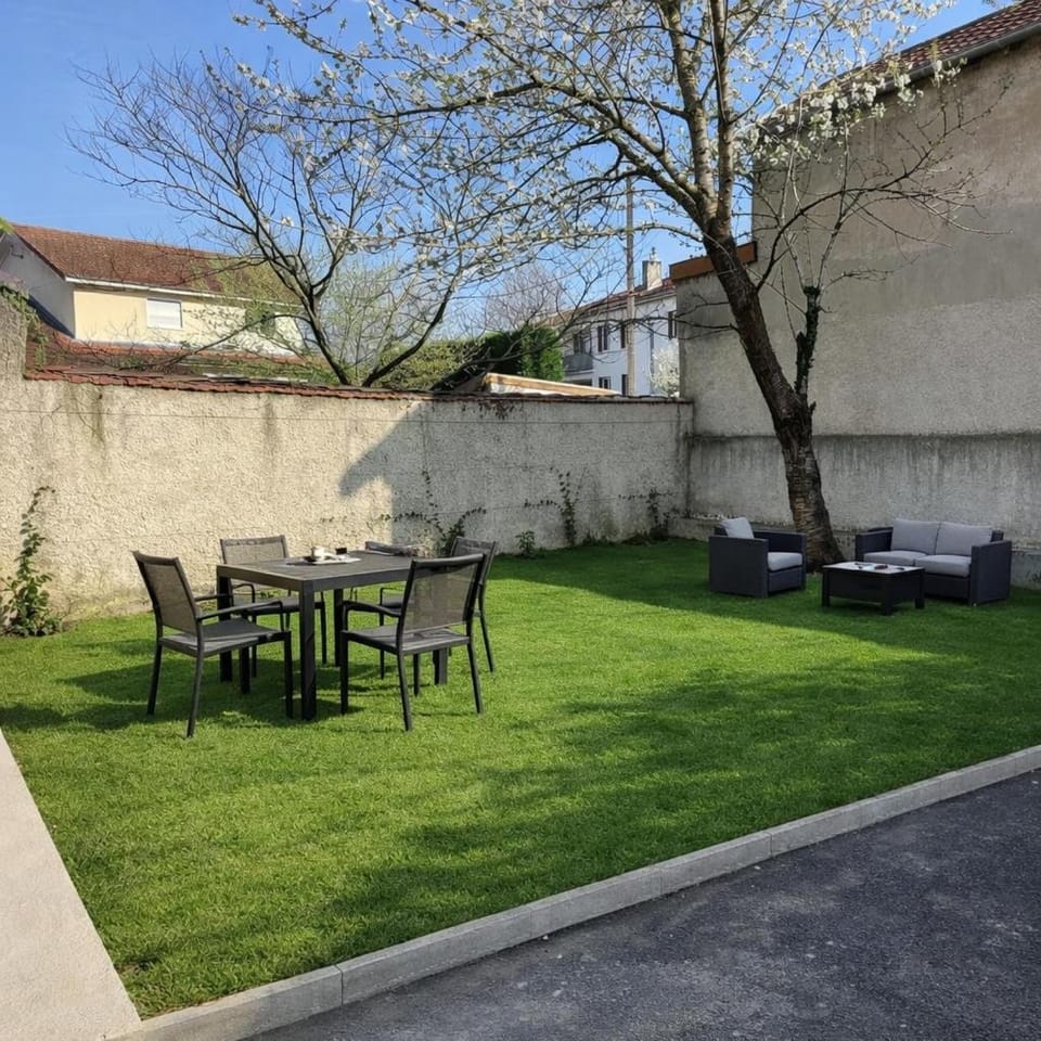 Le jardin d'Eden Zen-Tram à 1 min-Hôpitaux Est -Eurexpo-Groupama stadium-Parking gratuit-Climatisé Apartment in Villeurbanne