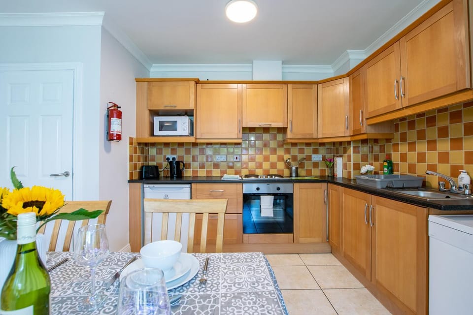 Kitchen or kitchenette, Dining area, oven, stove