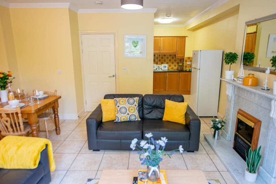 Kitchen or kitchenette, Living room, Dining area, oven