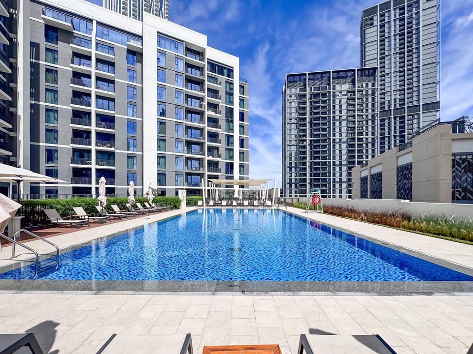 Property building, Day, Swimming pool, sunbed