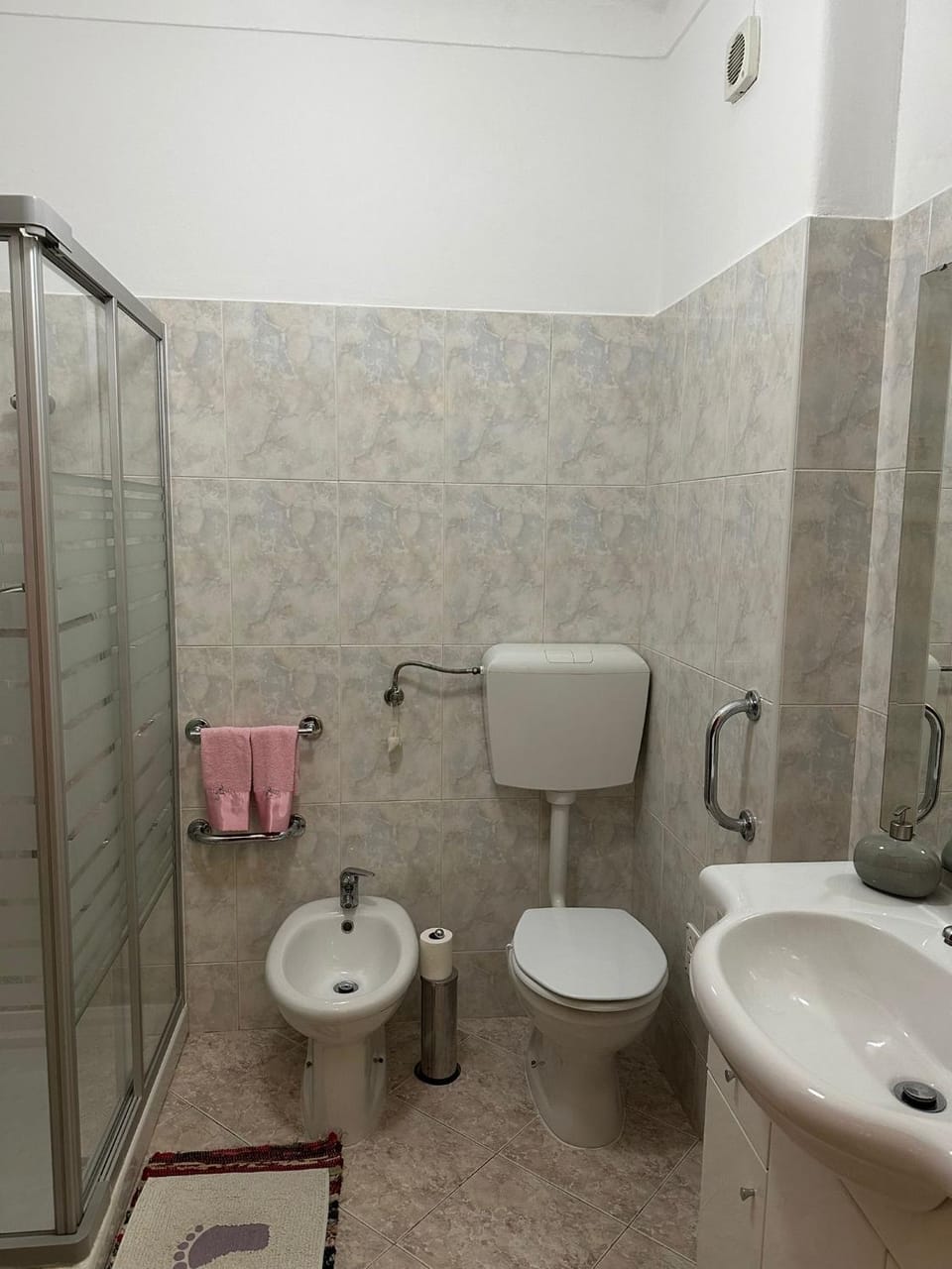 Comfy Old Style 2 Bedrooms Apartment - Close Aeroporto Lisbon Apartment in Lisbon