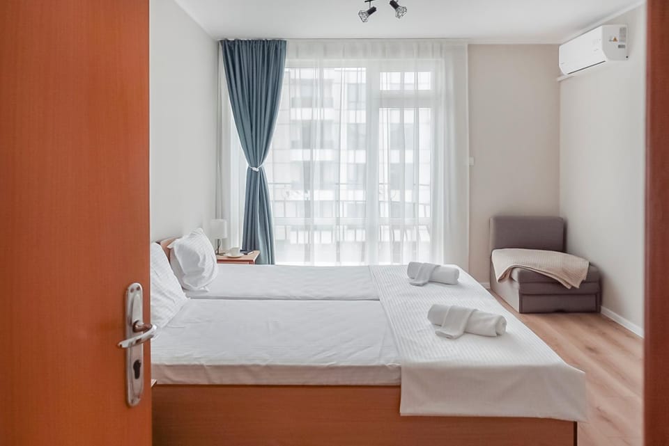 Bed, Photo of the whole room, towels