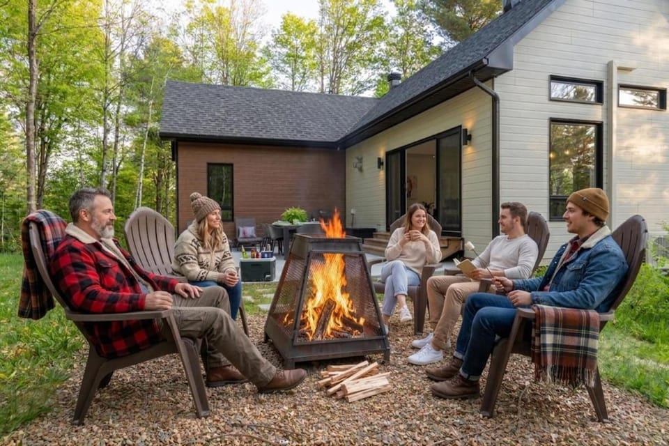 Chalet Le Pin with Private Spa & Billiards, Carling Lake Chalet in Ontario