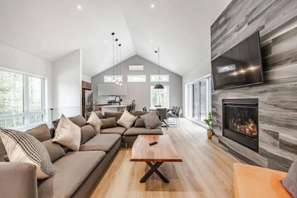 Chalet Le Pin with Private Spa & Billiards, Carling Lake Chalet in Quebec