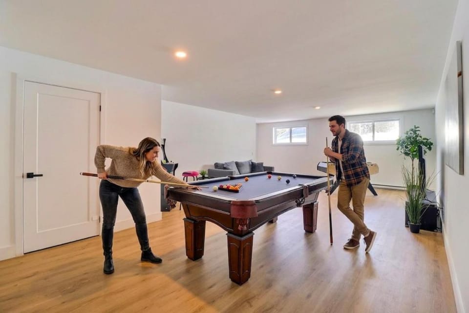 Chalet Le Pin with Private Spa & Billiards, Carling Lake Chalet in Ontario