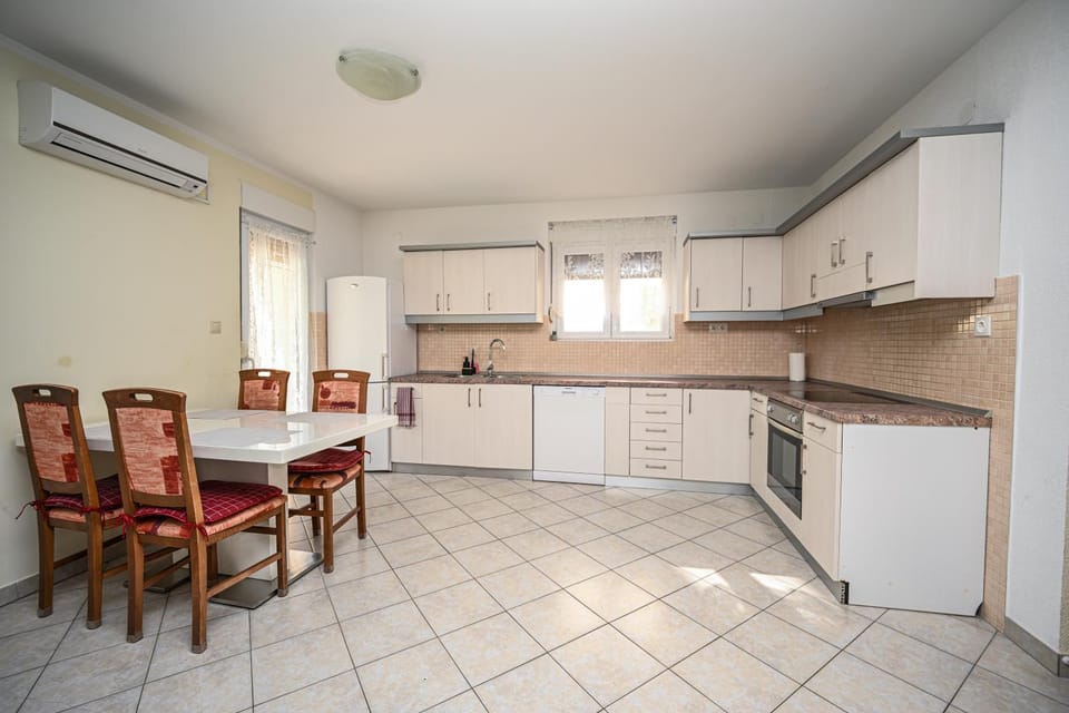 Kitchen or kitchenette, Dining area, air conditioner